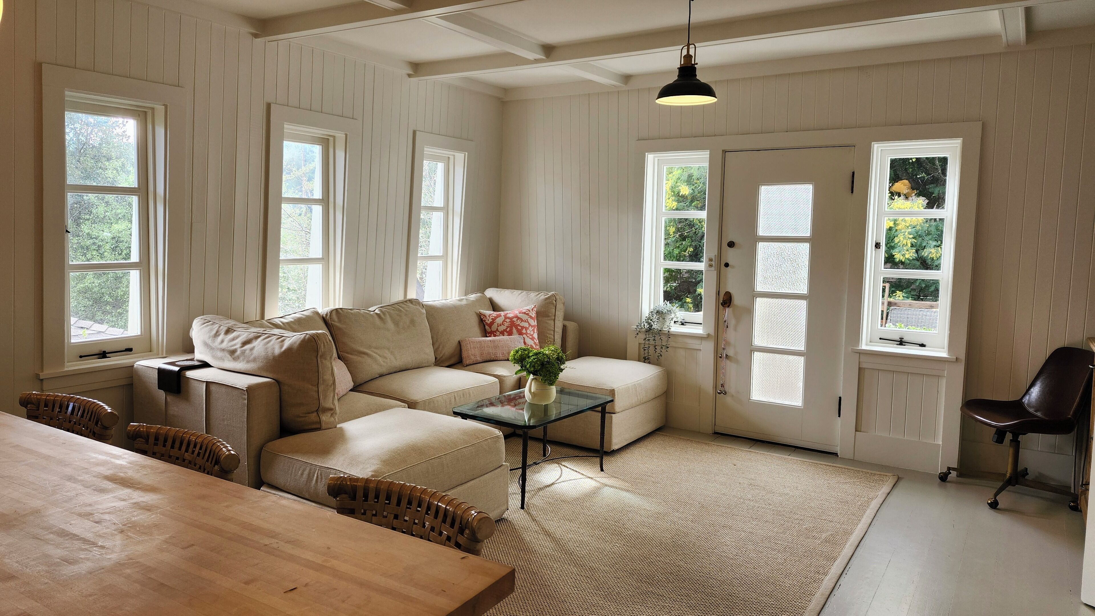 Beautiful luxury apartment 3 blocks above town. 2bd 2 ba