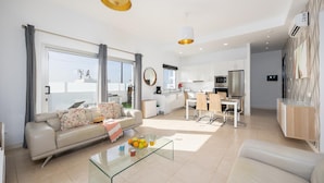 A modern apartment with a living room, dining area, and kitchen. - Villa Janubio With 3 Bedrooms and 2 Bathrooms (Yaiza)