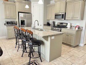 Fridge, microwave, oven, stovetop - Two Heated Pools/Spas, BBQ, Golf Course (Washington)