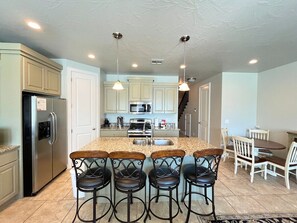 Fridge, microwave, oven, stovetop - Two Heated Pools/Spas, BBQ, Golf Course (Washington)