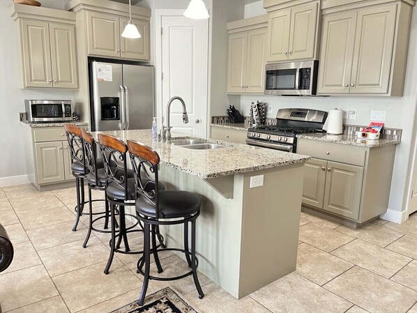 Køleskab, mikrobølgeovn, ovn, kogeplade