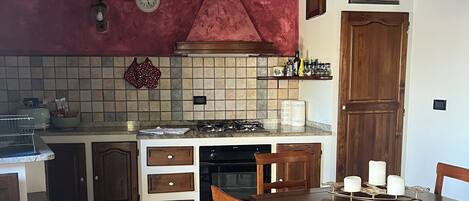 Réfrigérateur, un four, surface de cuisson, cafetiÚre-théiÚre