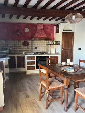 Refrigerador, horno, parrilla de estufa y cafetera y tetera 