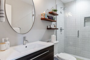 Douche, sèche-cheveux, serviettes fournies, savon