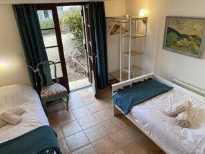 3 chambres, fer et planche à repasser, lit de bébé portatif