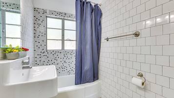 Apartment (2 Bedrooms) | Bathroom | Towels