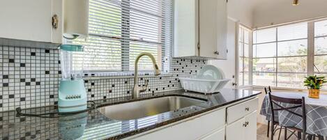 Apartment (2 Bedrooms) | Private kitchen | Microwave, oven, stovetop, cookware/dishes/utensils