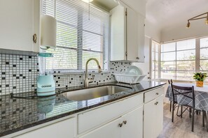 Apartemen (2 Bedrooms) | Dapur pribadi | Microwave, oven, kompor, dan peralatan masak/sendok-piring