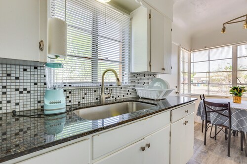 Peaceful & Bright Condo: 4 Mi to Downtown Phoenix!