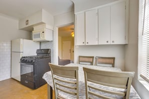 Apartment (1 Bedroom) | Private kitchen | Microwave, oven, stovetop, cookware/dishes/utensils - Central & Quaint Phoenix Condo - Pets Welcome! (Phoenix)
