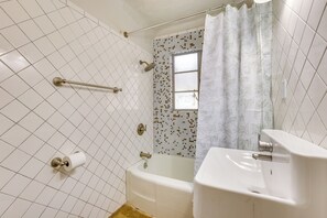Apartment (1 Bedroom) | Badezimmer