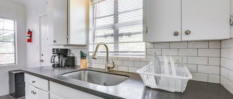 Apartment (2 Bedrooms) | Private kitchen | Microwave, oven, stovetop, cookware/dishes/utensils