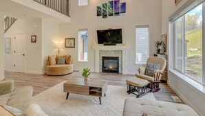 Fireplace - Chic Anchorage Townhome < 1 Mi to Kincaid Park! (Anchorage)