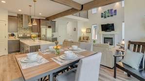 Apartment (2 Bedrooms) | Private kitchen | Microwave, oven, stovetop, dishwasher - Chic Anchorage Townhome < 1 Mi to Kincaid Park! (Anchorage)