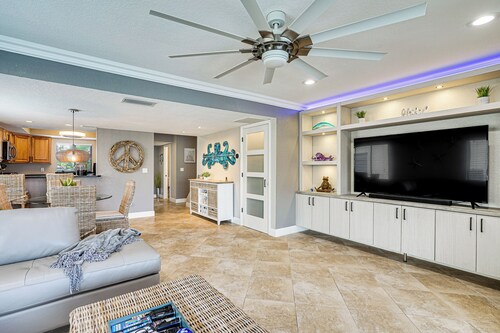 Cape Coral Condo w/ Pool Access: 3 Mi to Beach