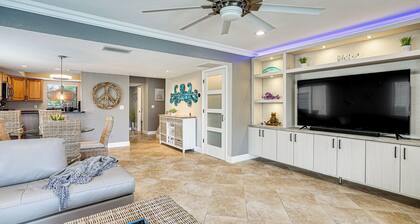 Cape Coral Condo w/ Pool Access: 3 Mi to Beach