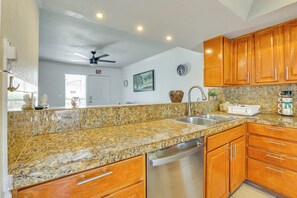 Microwave, oven, stovetop, dishwasher - Pet-friendly Phoenix Townhome w/ Pool Access! (Phoenix)