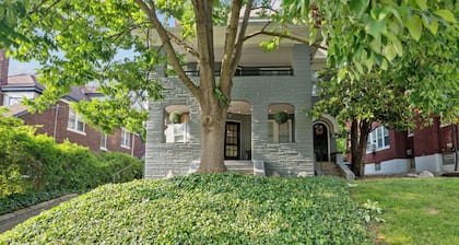Cincinnati Apartment: 1 Mi to Hyde Park Square!