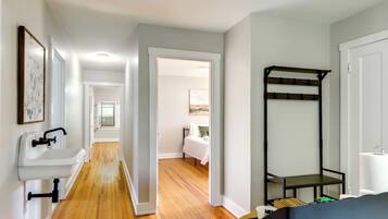 ์ํํธ (2 Bedrooms) | ๋ด๋ถ