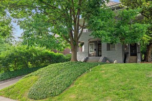 Apartment (2 Bedrooms) | Front of property - Cincinnati Apartment: 1 Mi to Hyde Park Square! (Cincinnati)