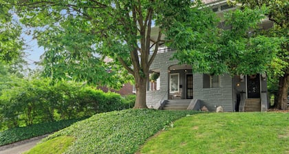 Cincinnati Apartment: 1 Mi to Hyde Park Square!