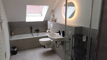 Dusche, Handtücher, Seife, Toilettenpapier