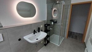 Dusche, Handtücher, Seife, Toilettenpapier