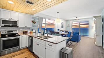 Jääkaappi, mikroaaltouuni, uuni, liesi