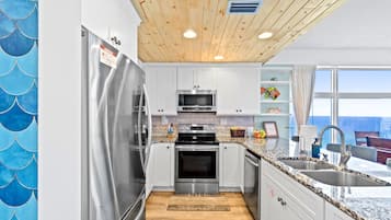 Jääkaappi, mikroaaltouuni, uuni, liesi