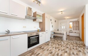 Kjøleskap, ovn, kokeplater og oppvaskmaskin