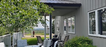 Cozy Country Bungalow about 5 minutes from Sylvan Lake!