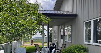 Cozy Country Bungalow about 5 minutes from Sylvan Lake!