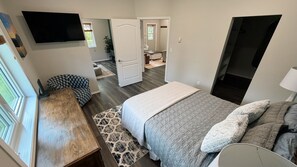 3 bedrooms, desk, iron/ironing board, free WiFi - Cozy Country Bungalow about 5 minutes from Sylvan Lake! (AB)