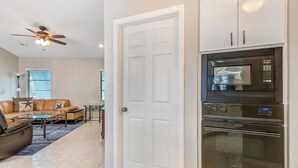 Interior - Waterfront Paradise Heated Pool, Dock, Grill, Fishing near restaurants and shops (Punta Gorda)