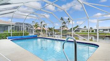 Een buitenzwembad en een verwarmd zwembad