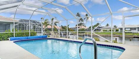 Een buitenzwembad en een verwarmd zwembad