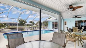 Een buitenzwembad en een verwarmd zwembad