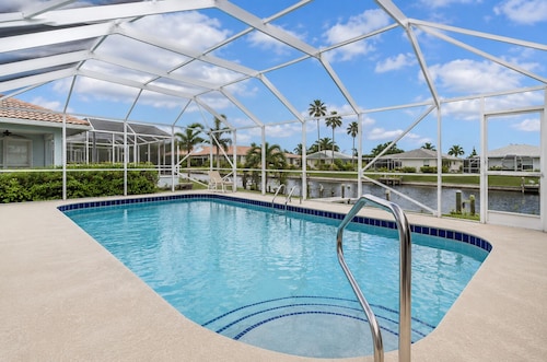 Waterfront Paradise Heated Pool, Dock, Grill, Fishing near restaurants and shops