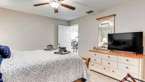 3 bedrooms, desk, iron/ironing board, travel crib - Waterfront Paradise Heated Pool, Dock, Grill, Fishing near restaurants and shops (Punta Gorda)