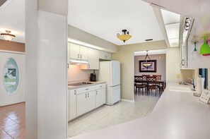 Private kitchen - Waterfront Paradise Heated Pool, Dock, Grill, Fishing near restaurants and shops (Punta Gorda)