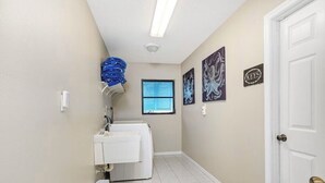 Interior - Waterfront Paradise Heated Pool, Dock, Grill, Fishing near restaurants and shops (Punta Gorda)
