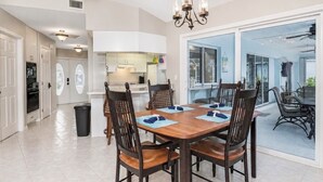 Dining - Waterfront Paradise Heated Pool, Dock, Grill, Fishing near restaurants and shops (Punta Gorda)