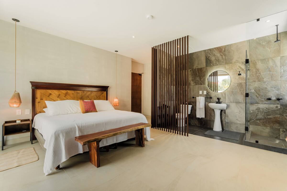 Deluxe Room | WiFi (free), individually decorated, individually furnished, bed sheets
