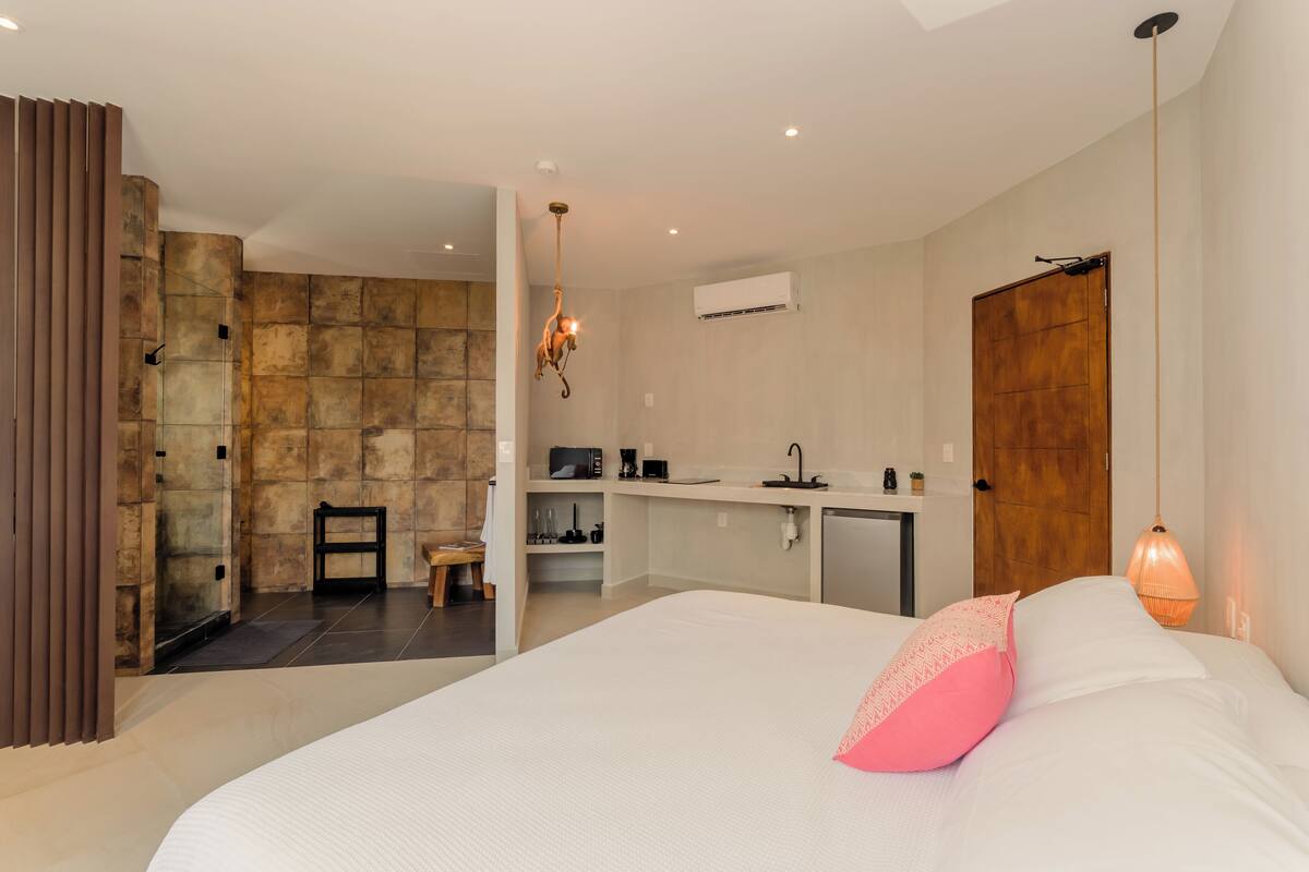 Deluxe Studio | WiFi (free), individually decorated, individually furnished, bed sheets
