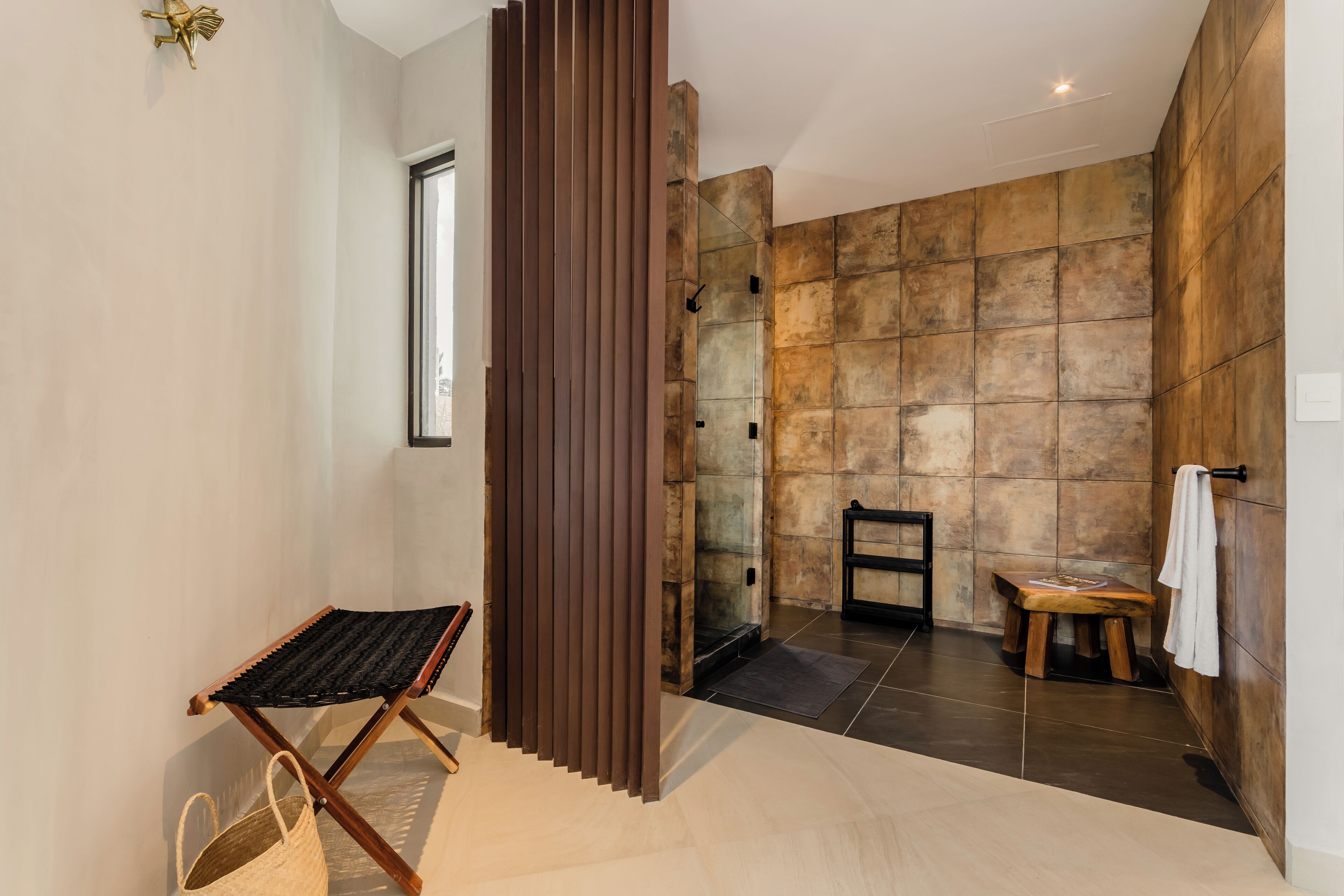 Estudio Deluxe | Baño | Regadera, regadera tipo lluvia, secadora de cabello, toallas 