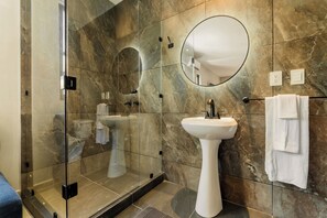Classic Room | Bathroom | Shower, rainfall showerhead, hair dryer, towels - Casa Aluxes Guesthouse (Cancun)
