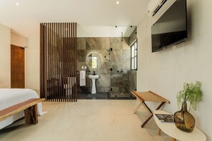 Deluxe-Zimmer | Badezimmer | Dusche, Regendusche, Haartrockner, Handtücher