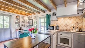 Microondas, horno y periquera