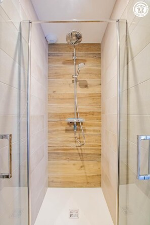 Shower, towels