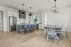 Een koelkast, een magnetron, een oven, een kookplaat